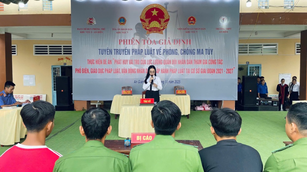The mock trial aims to propagate the Law on Drug Prevention and Control at An Bien High School. Photo: Phuong Vu