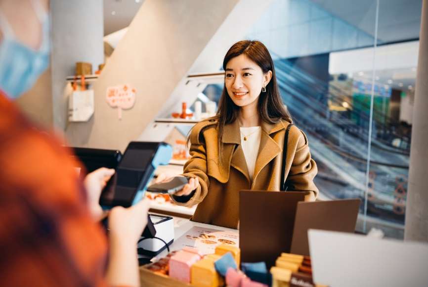 Tinh trang gioi tre chi biet chi ma chua biet quan ly rat pho bien hien nay. Anh: SHB