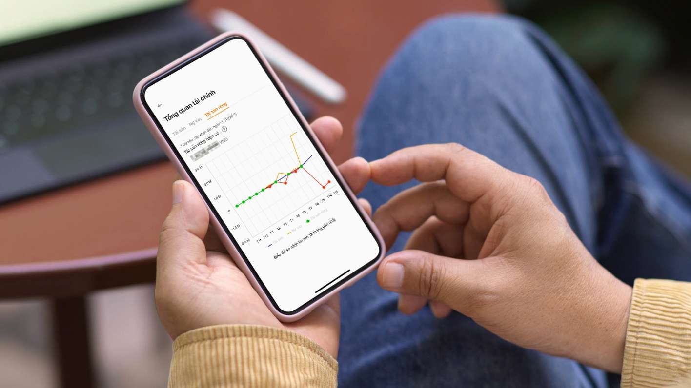 Khach hang de dang theo doi tai san cua minh tren app SHB SAHA. Anh: SHB 