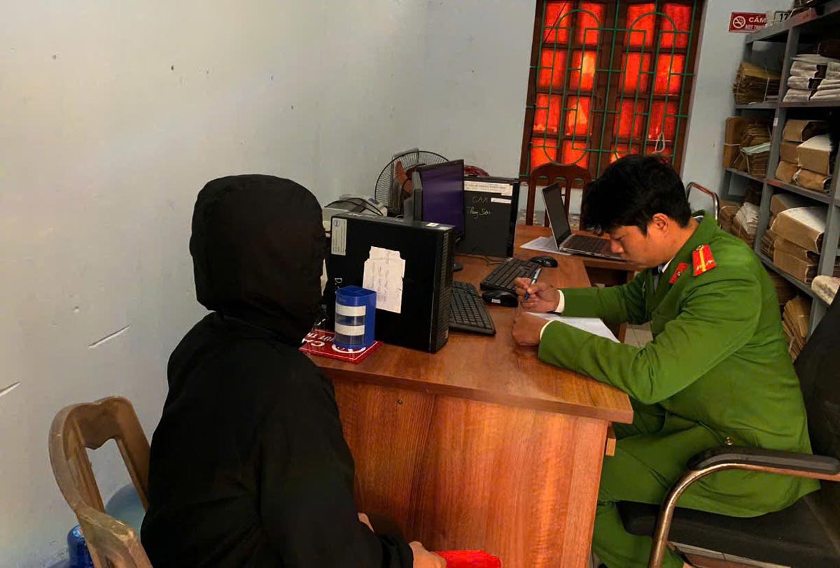 Chị T đến trình báo tại Công an xã Thụy Anh, tỉnh Hưng Yên. Ảnh: Công an tỉnh Hưng Yên