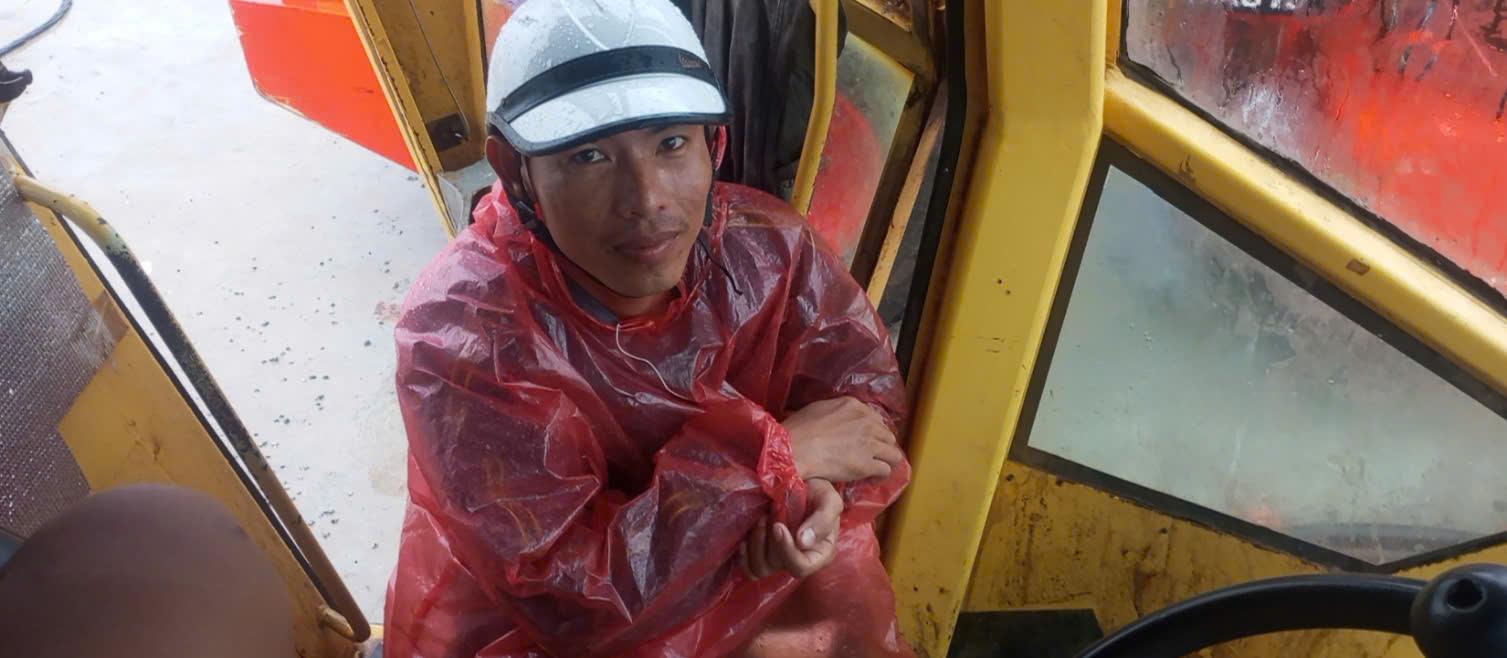 A group of highway construction workers trapped due to floods in Dak Lak are now safe. Photo: Uy Nguyen