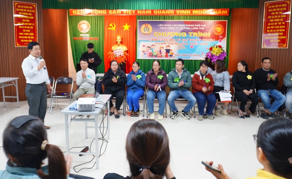 活動は、企業における調和のとれた安定した労働関係の構築と、労働者の生活の実際的なケアに貢献しています。写真:フエ労働組合