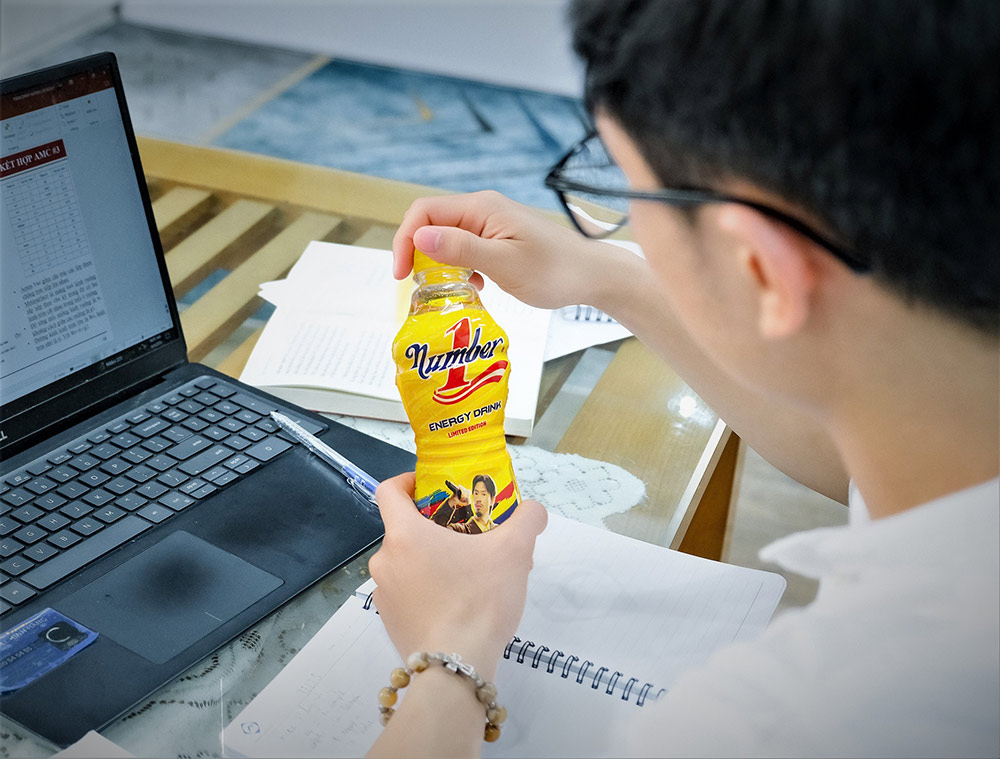 Nhieu nguoi tre chon khoi dau buoi sang voi chai Number 1. Voi ho, do khong chi la cach tiep nang luong, giup tinh tao ma con la tuyen ngon song xanh: sach, khong chat bao quan, than thien moi truong. Anh: Tan Hiep Phat