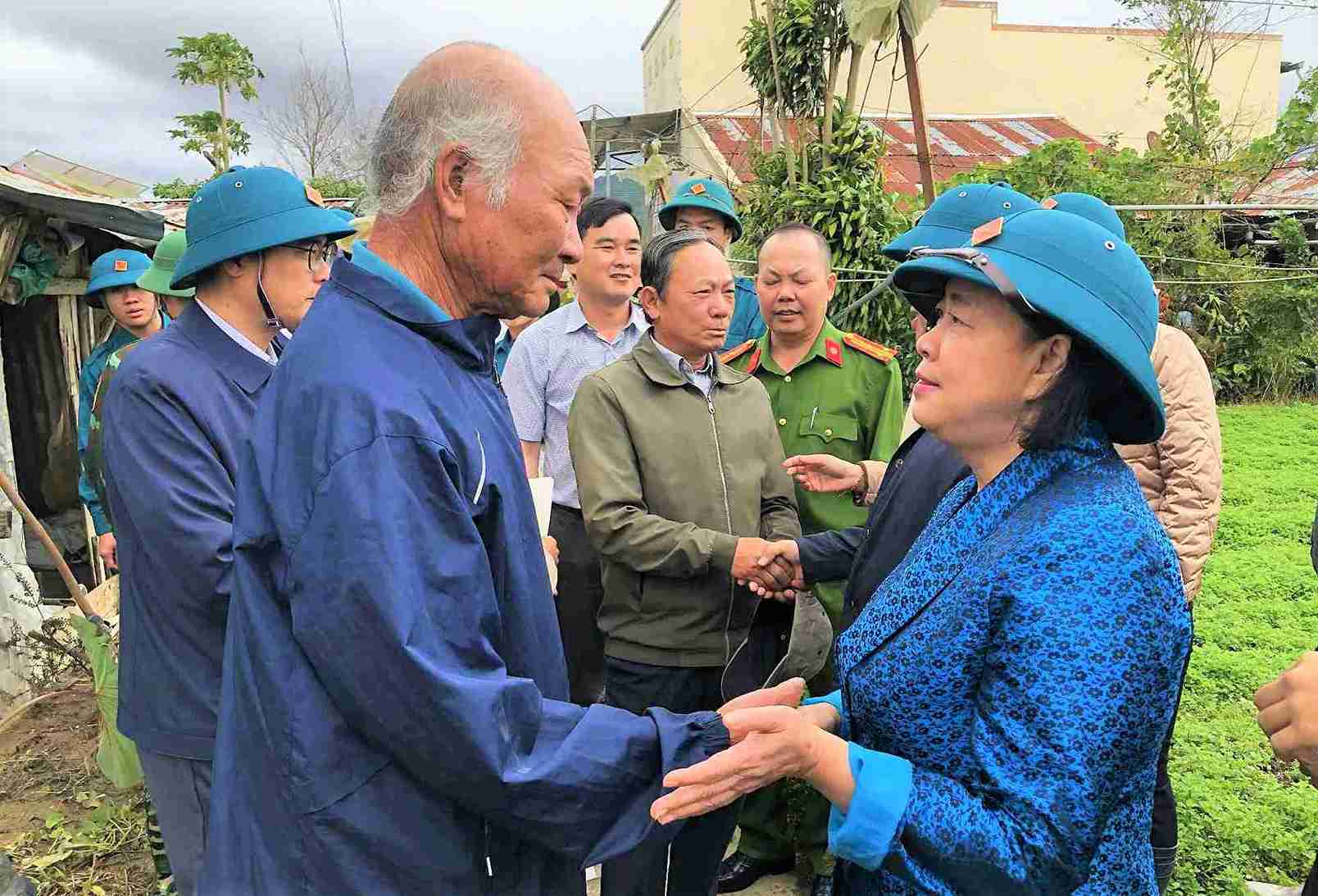 Chu tich Uy ban Trung uong MTTQ Viet Nam Bui Thi Minh Hoai tham hoi, dong vien nguoi dan vung lu Ka Do. Anh: Phuc Khanh
