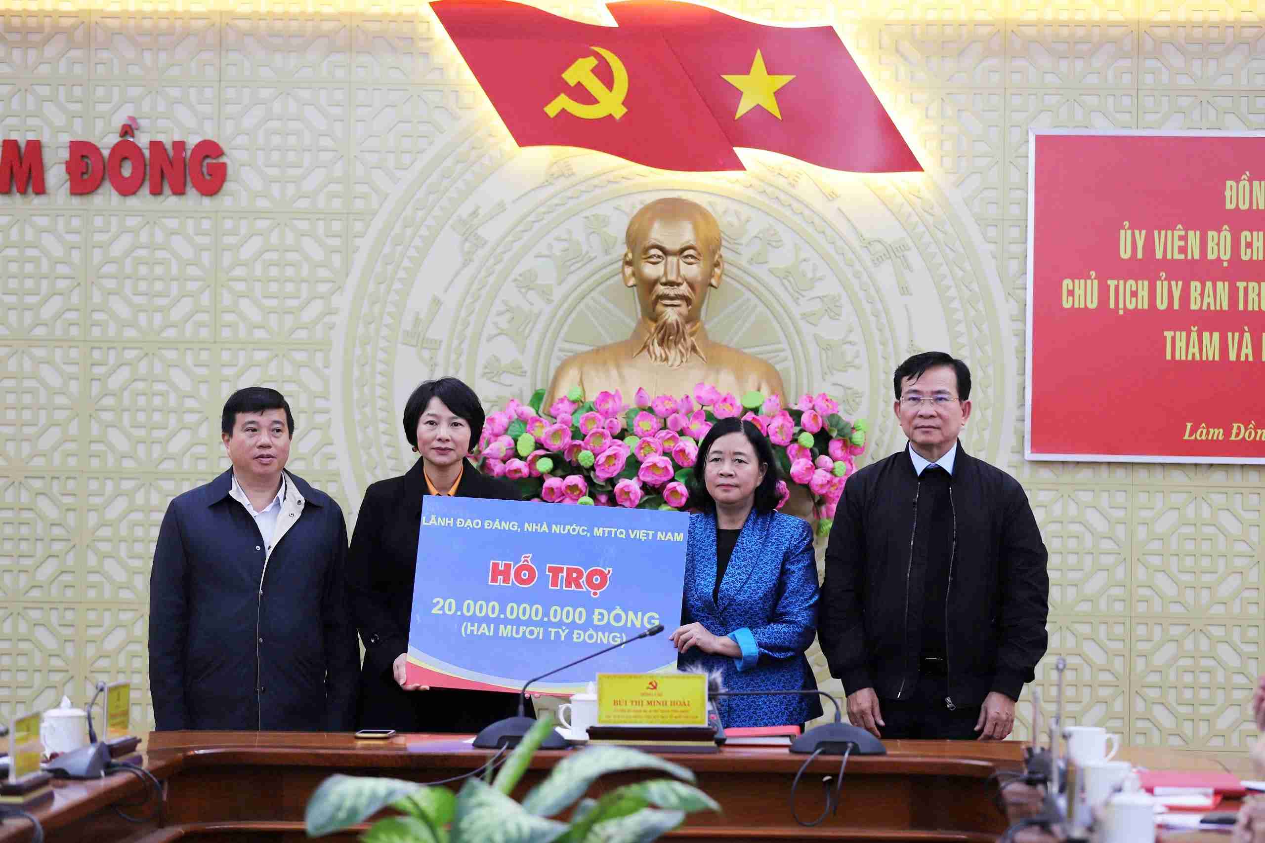 Chairwoman of the Central Committee of the Vietnam Fatherland Front Bui Thi Minh Hoai presented Lam Dong province with 20 billion VND in support to overcome the consequences of floods. Photo: Phuc Khanh