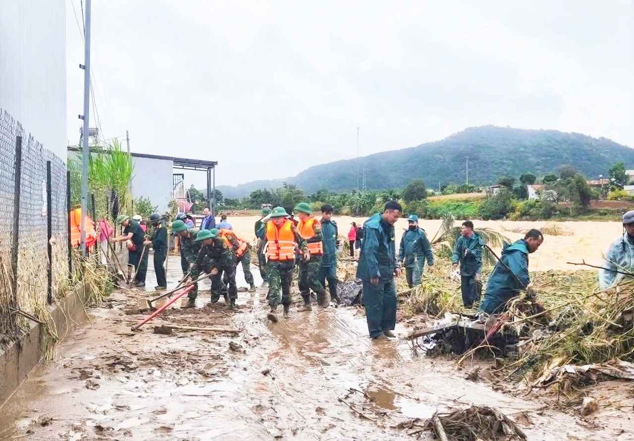 Luc luong vu trang tinh Lam Dong ho tro nguoi dan xa D'ran khac phuc hau qua sau mua lu. Anh: Phuc Khanh