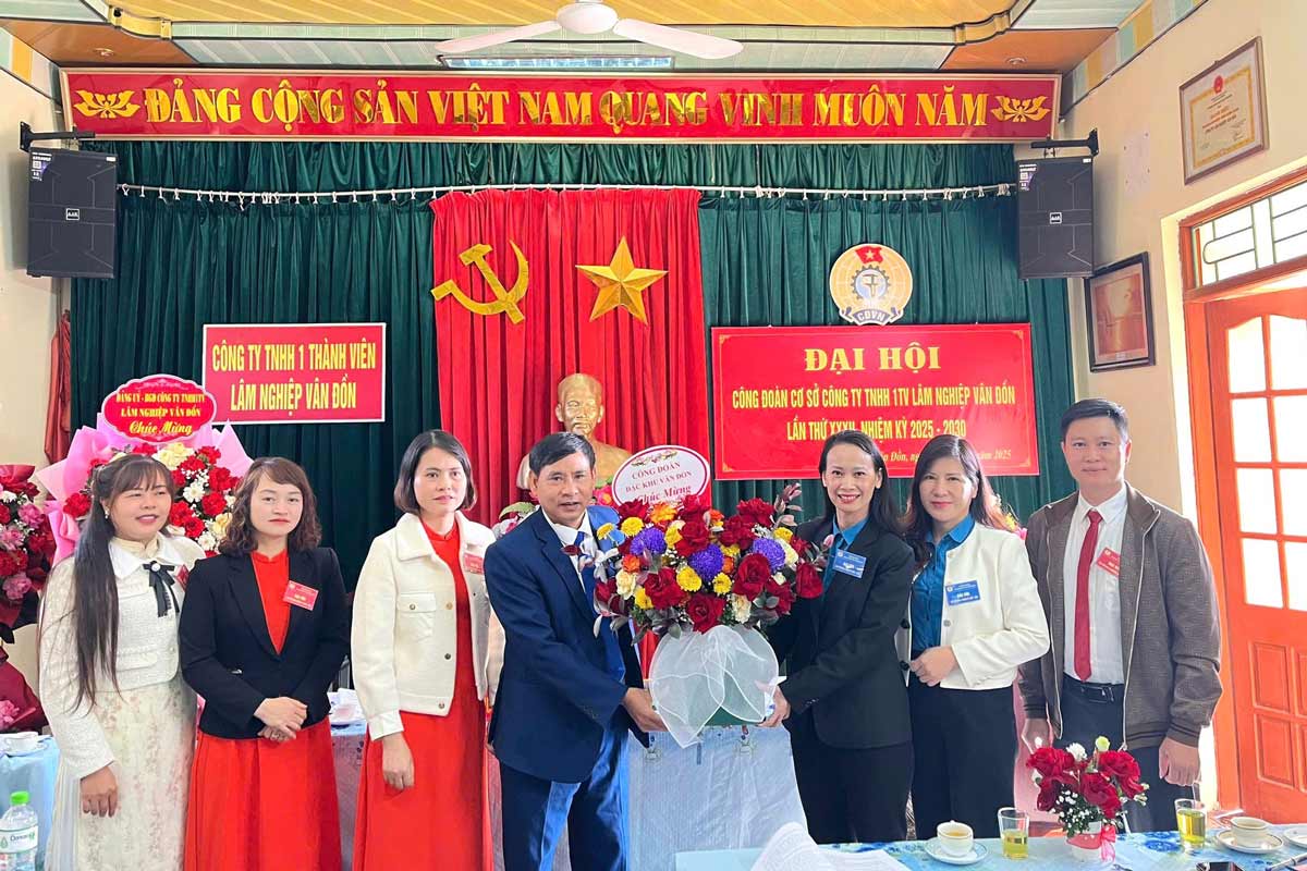 Delegates presented flowers to celebrate the Trade Union Congress. Photo: Van Don Trade Union