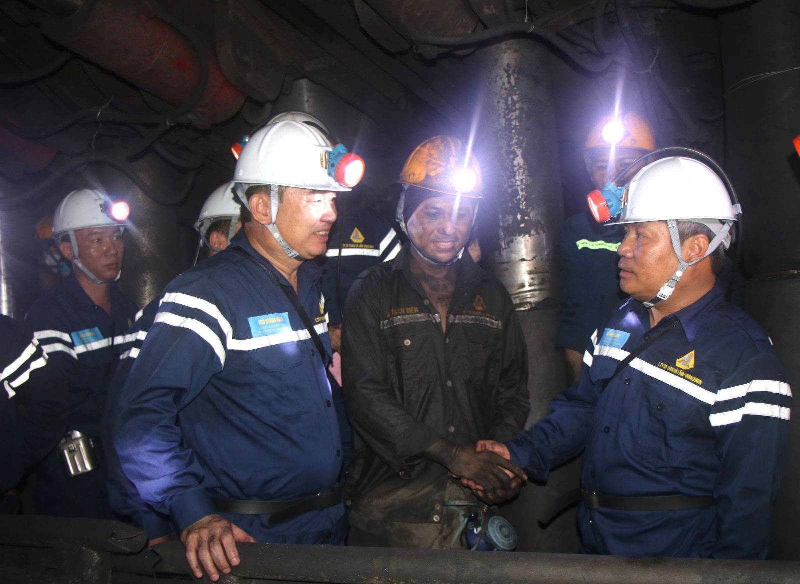 Quang Ninh Provincial Party Secretary Vu Dai Thang visited underground coal miners at Ha Lam Coal Joint Stock Company on the occasion of Workers' Month 2025. Photo: Ha Lam Coal Joint Stock Company