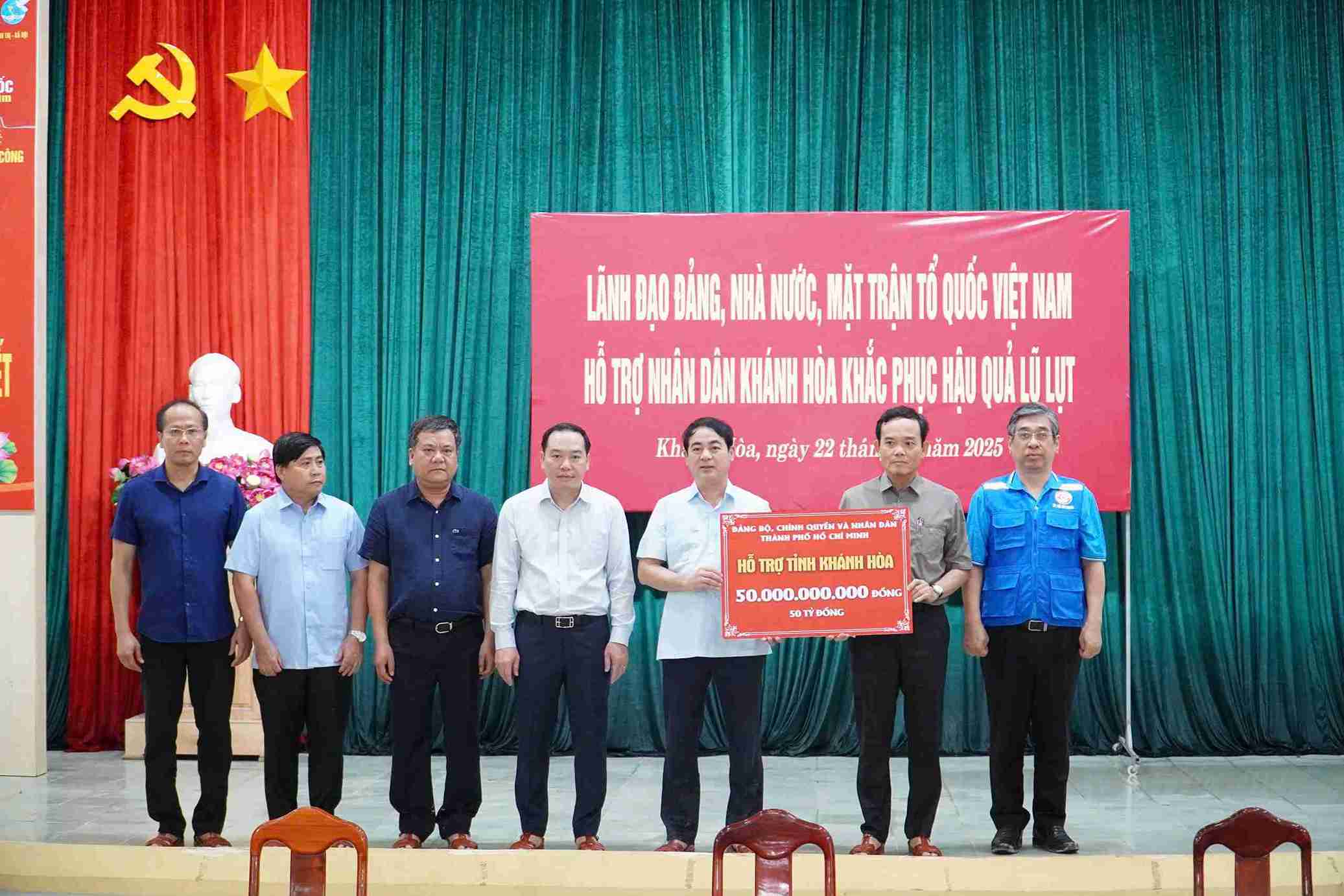The Party Committee, government and people of Ho Chi Minh City have supported Khanh Hoa with 50 billion VND to overcome the consequences of floods. Photo: Huu Long