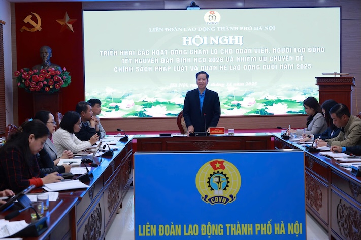 El Vicepresidente de la Federacion Laboral de la ciudad de Hanoi Nguyen Huy Khanh dirigio en la Conferencia sobre la implementacion de las actividades del Tet Nguyen Dan Binh Ngo 2026. Foto: Ngoc Anh