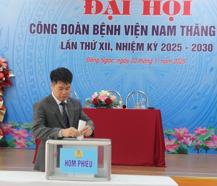 대표들은 노동조합원과 노동자를 더욱 잘 돌보기 위해 새로운 임기 목표를 통과시킨 대회에서 권리와 의무를 행사합니다. 사진: CDBV