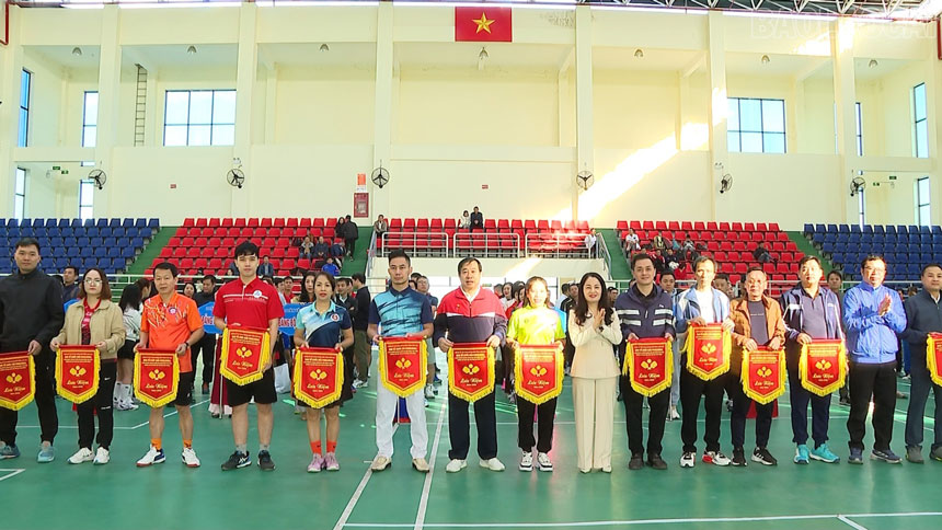 Ban to chuc trao co luu niem cho cac doan van dong vien tham gia. Anh: Hien Trang