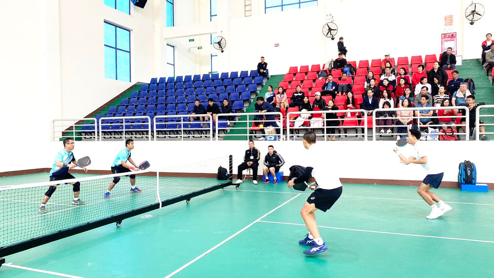El Torneo de Pickleball del Comite del Partido del Comite Popular Provincial de Lao Cai 2025 atrae a un gran numero de atletas participantes. Foto: Hien Trang
