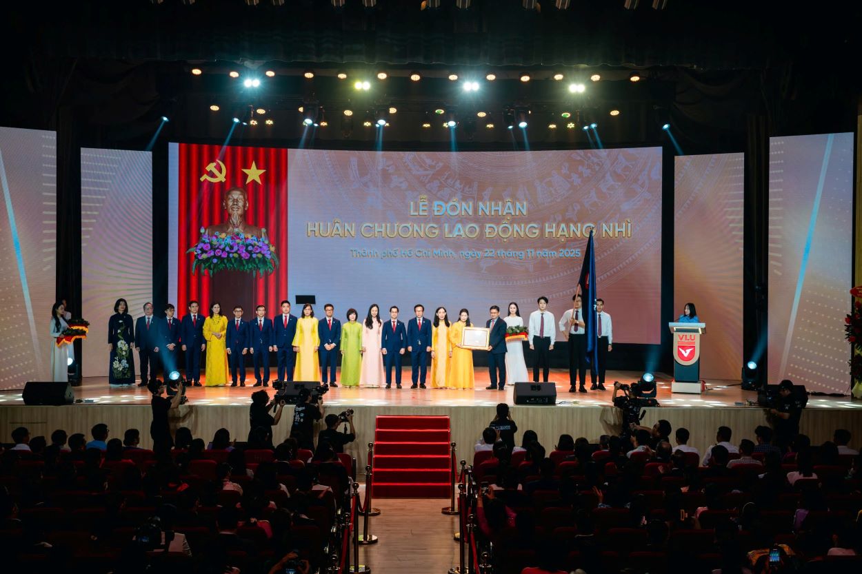 On November 22, Van Lang University held a ceremony to celebrate its 30th anniversary (1995-2025). Photo: VLU