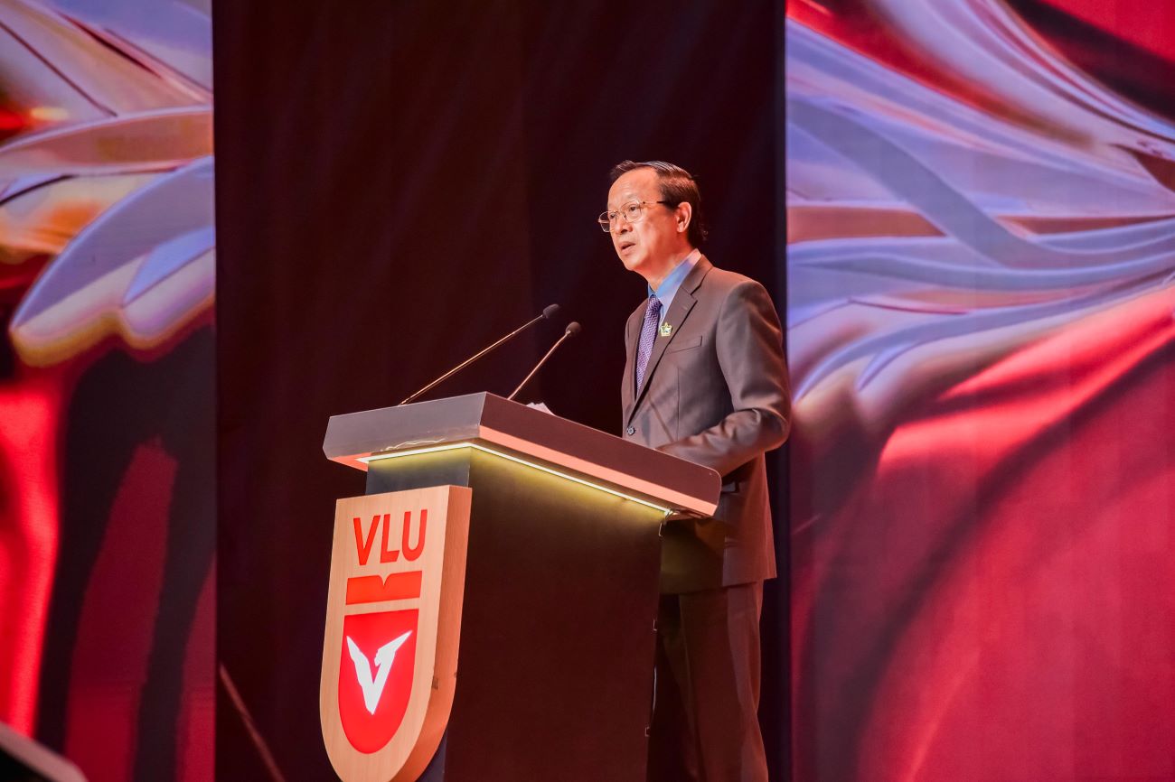 hu truong Thuong truc Bo GDDT Pham Ngoc Thuong, tham du, phat bieu tai le ky niem. 