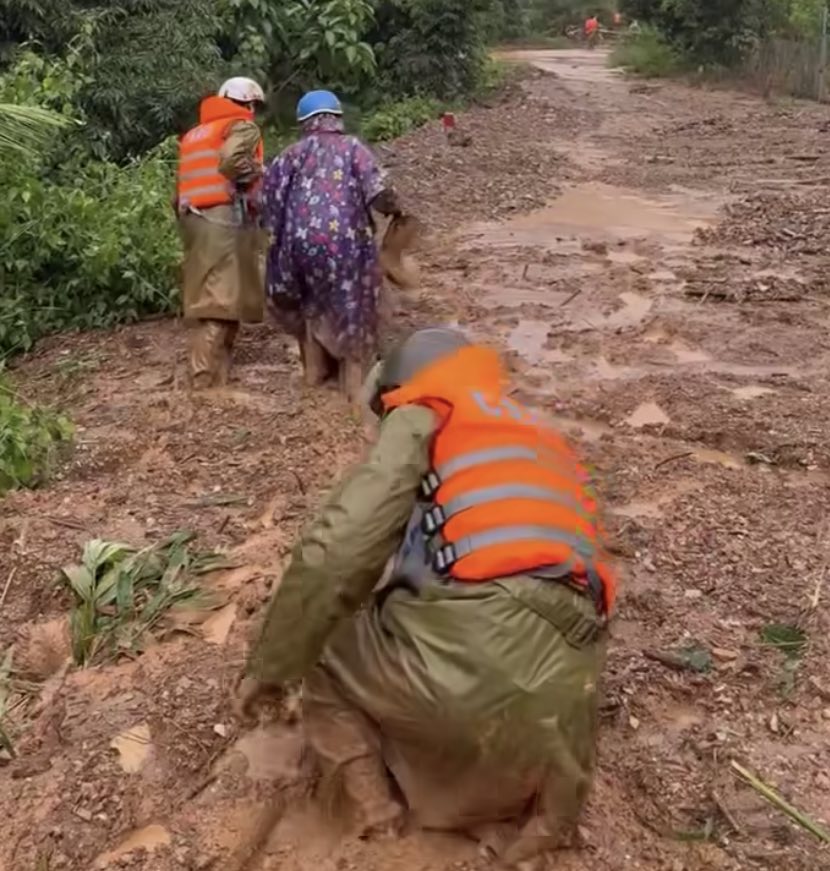 Luc luong cong an dong chan tai xa Khanh Son ho tro nguoi dan trong con mua lu. Anh: Phuong Linh