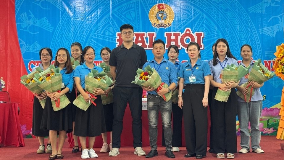 El Comite Ejecutivo del Sindicato de May Mac Leader Vietnam Co. Ltd. para el mandato 2025 - 2030 se presenta al Congreso. Foto: Hoang Loc