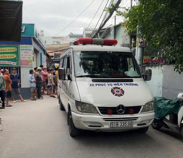 Luc luong chuc nang va xe cuu thuong nhanh chong co mat sau khi nhan duoc tin bao. Anh: Dong Hoang.