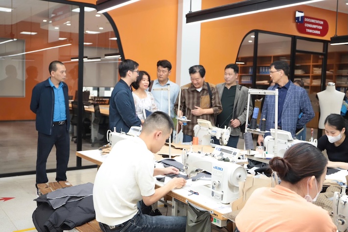Doan tham, lam viec tai Cong doan co so cua Cong doan Det may Viet Nam. Anh: CDN