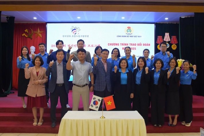 韓国繊維・流通・建設労働組合連盟がベトナム繊維・アパレル労働組合を訪問し、協議。写真:CDN