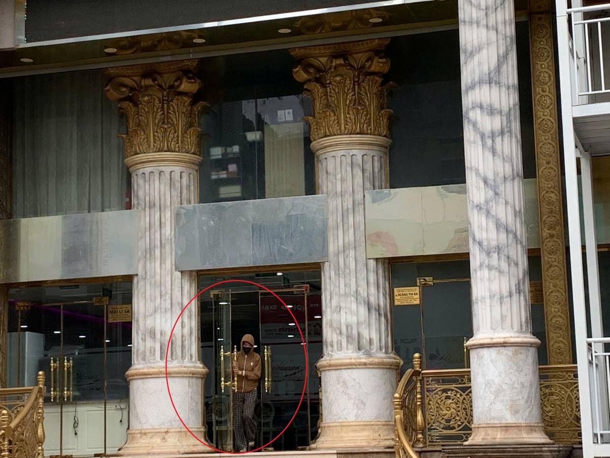 Customers arrived and then left the Mailisa beauty salon building on Huynh Van Banh Street (HCMC). Photo: Thai Bao