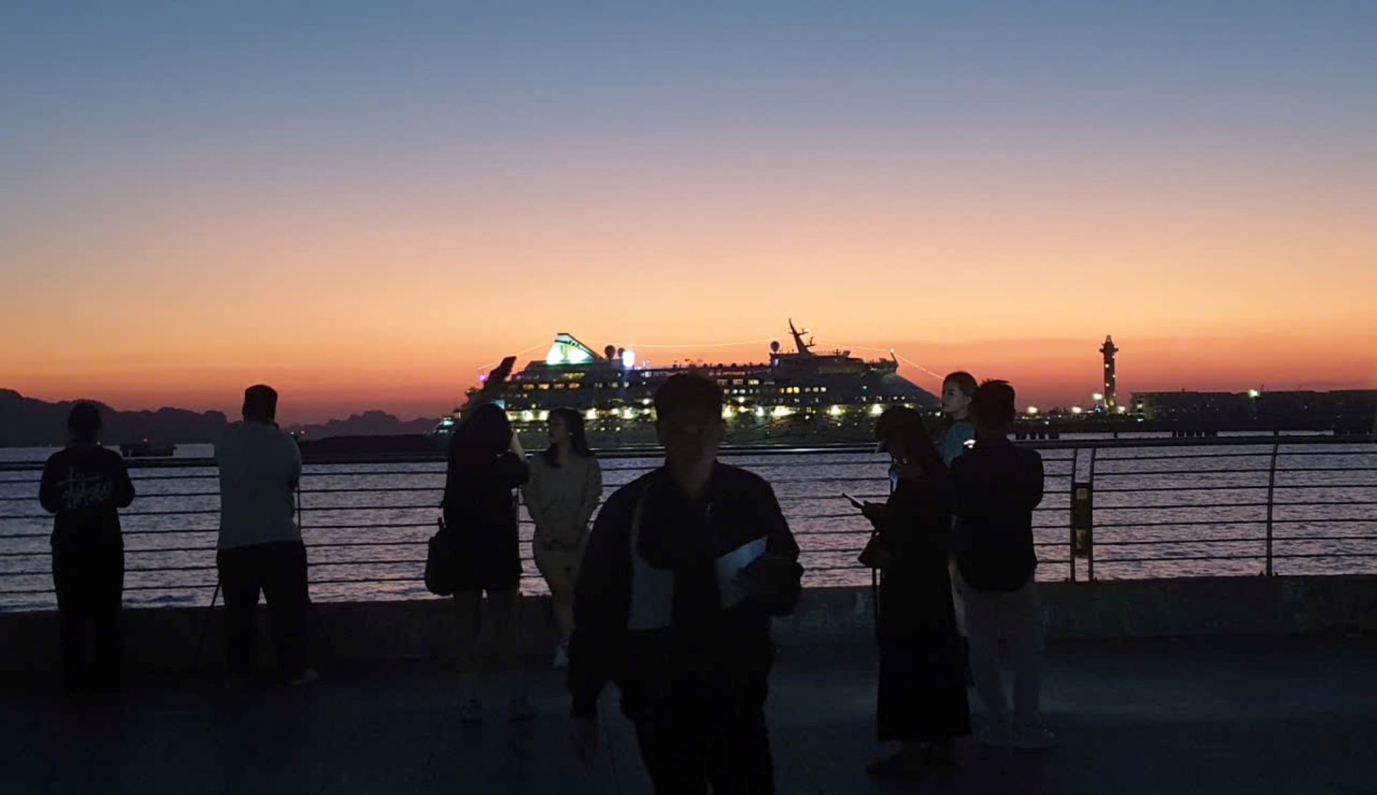 Check-in dengan superyacht internasional di malam hari. Foto: Nguyen Hung