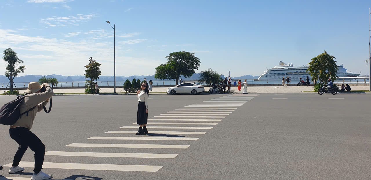 Check-in dengan superyacht internasional pada siang hari. Foto: Nguyen Hung