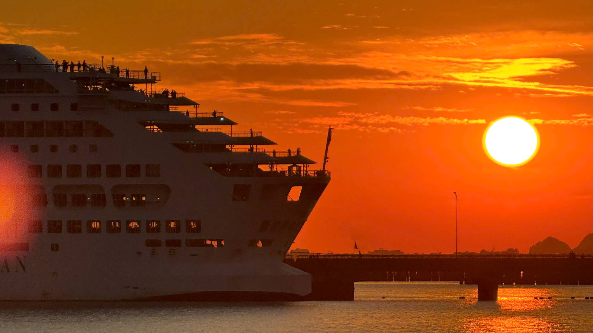 Superyacht internasional saat matahari terbenam di Pelabuhan Penumpang Internasional Ha Long. Foto: Nguyen Hung
