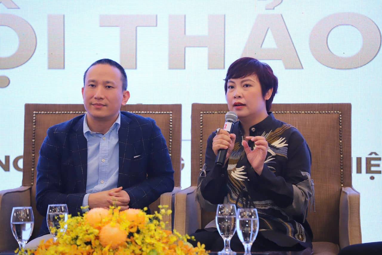 映画「Mua do」の監督 - ダン・タイ・フエン(左)がセミナーで語った。写真:トゥイ・ヴィ.