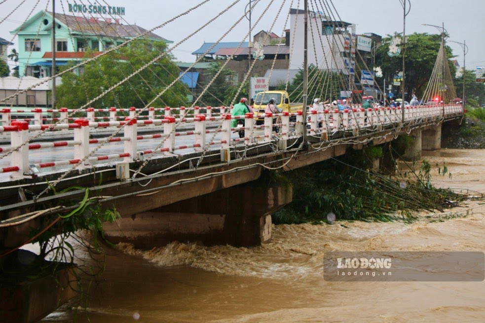 Cau Gia Bay duoc kiem dinh sau tran lu lich su vao thang 10.2025. Anh: Viet Bac
