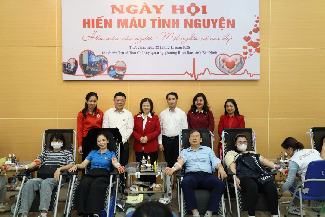 タック・ヴァン・チュン氏 - 省党委員、バクニン省ベトナム祖国戦線委員会副委員長、バクニン省労働総同盟委員長、自発的な献血に参加するボランティア。写真: グエン・フエン