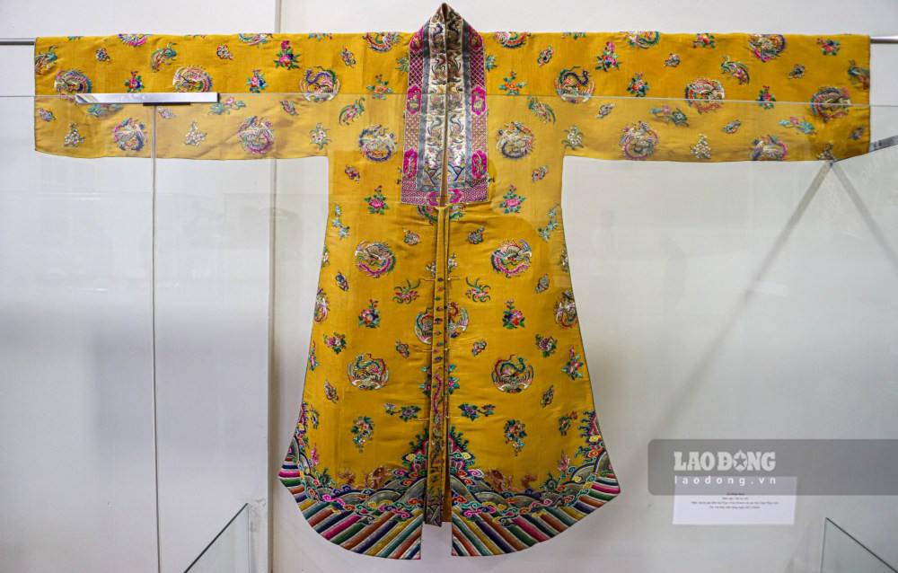 Ao Nhat Binh nen dai the ky XX. Hien vat do gia dinh ba Phan Thuy Khanh va con trai Tran Phan Anh (Ha Noi) tang ngay 23.11.2024. 