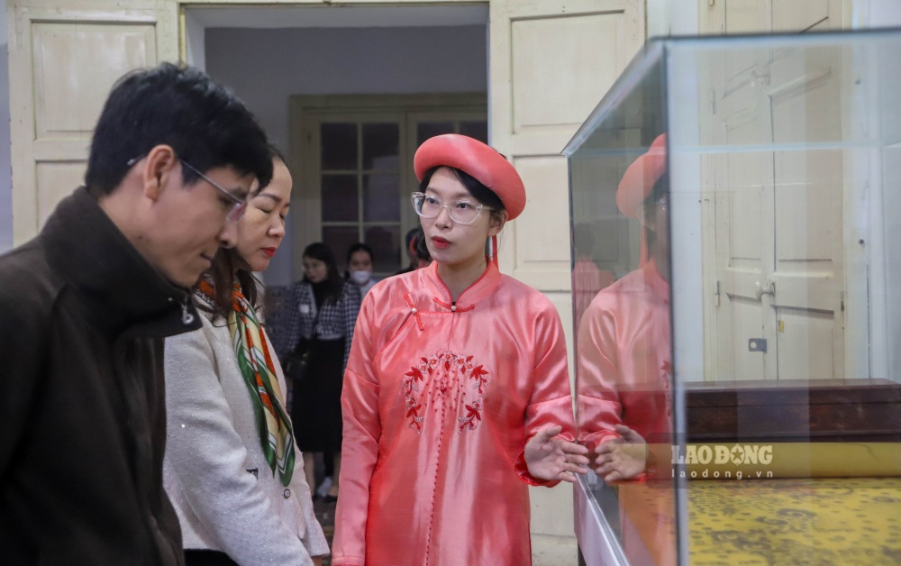 Dong dao nguoi dan, du khach tham quan khong gian trung bay, tim hieu ve lich su, gia tri cua hien vat.