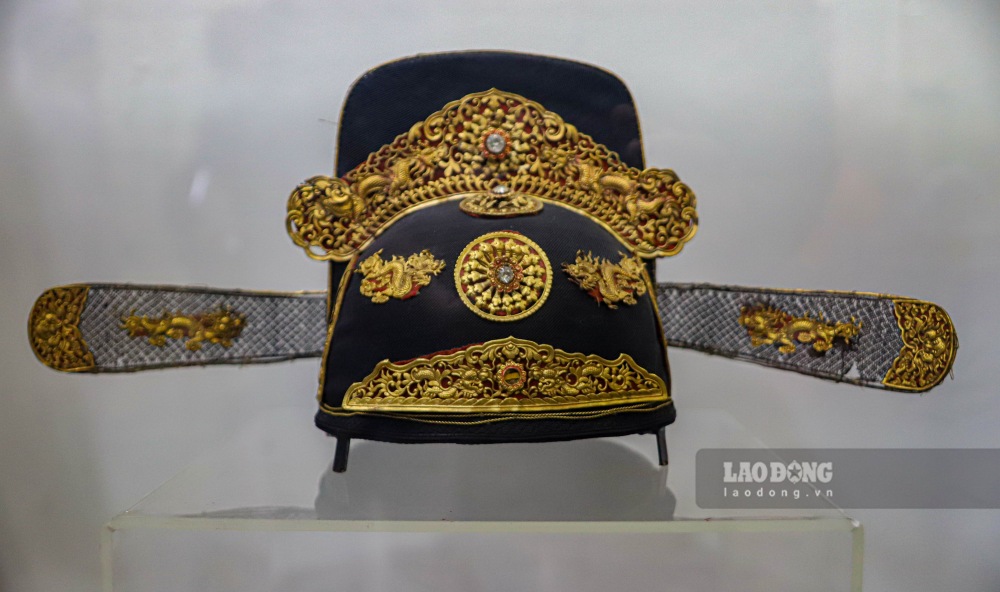 Tren hinh la mu quan trieu Nguyen tung duoc dau gia o Tay Ban Nha do Tap doan Sunshine hien tang cho Hue.