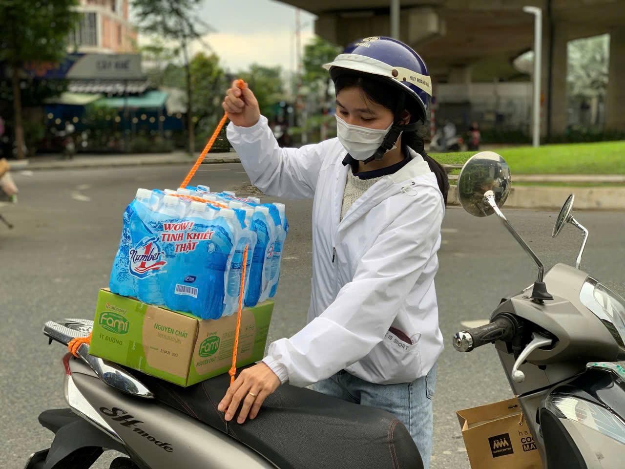 Da Nang re-established a relief goods gathering point to send to people in flooded areas. Photo: Thanh Huyen