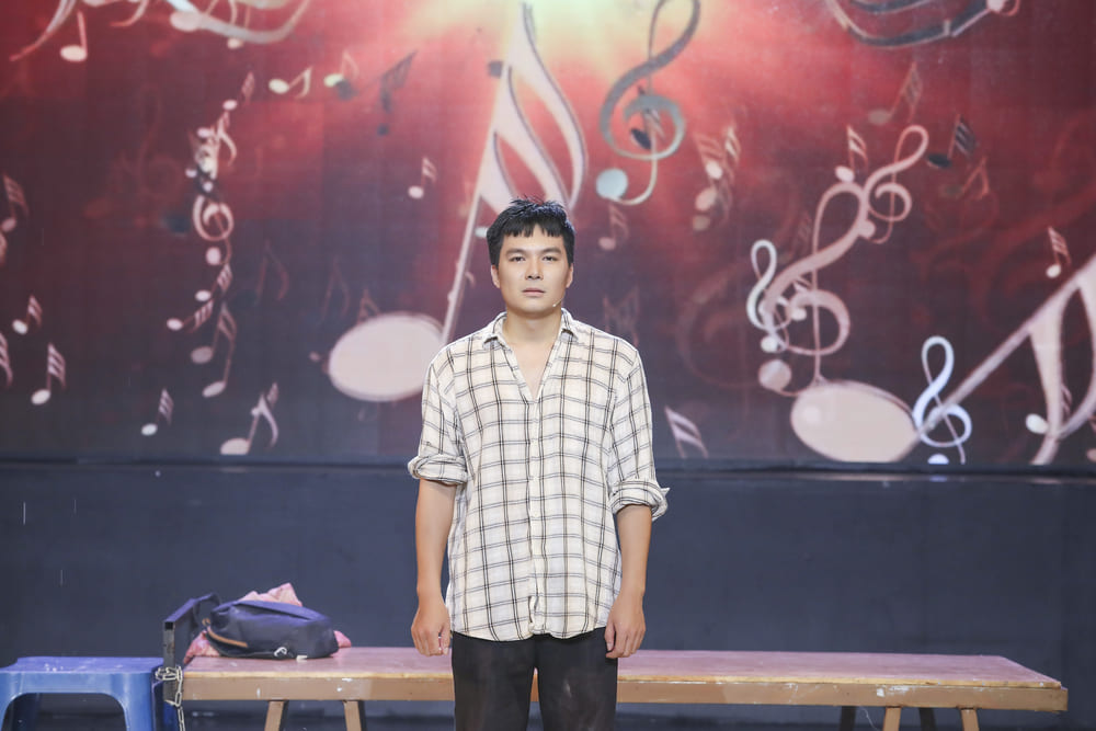 MC Quoc Tri continues to bring tears to the audience in the next round of "Tinh Bolero". Photo: Character provided