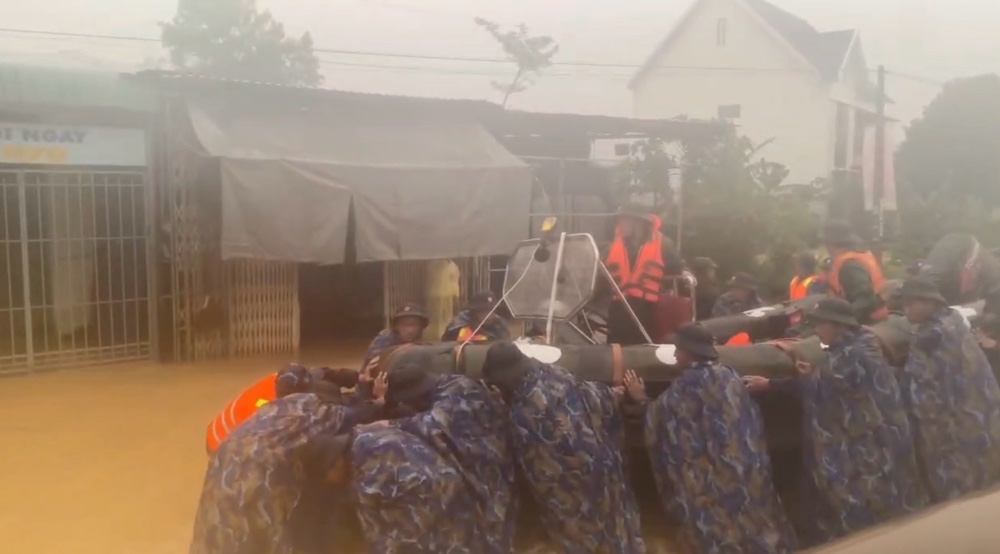 海軍第4管区司令部の兵士が、カインホアとダクラクの深刻な浸水地域で住民を支援するために動員されました.