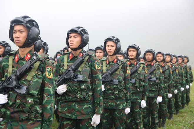 士官、プロの軍人は、通達95/2024/TT-BQPの適用対象の2人です。写真:ハイ・グエン