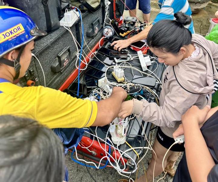 A volunteer group in Ho Chi Minh City drove a pickup truck and brought electricity to Nha Trang to help people contact their families. Photo: Man Phan