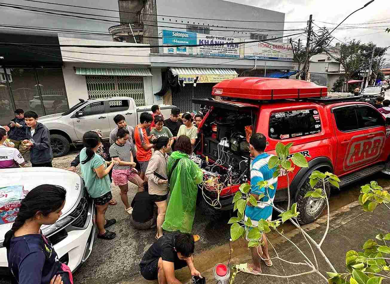Nhieu nguoi dan o Nha Trang va cac vung lan can da duoc cung cap dien thong qua nhom thien nguyen o TP Ho Chi Minh. Anh: Man Phan