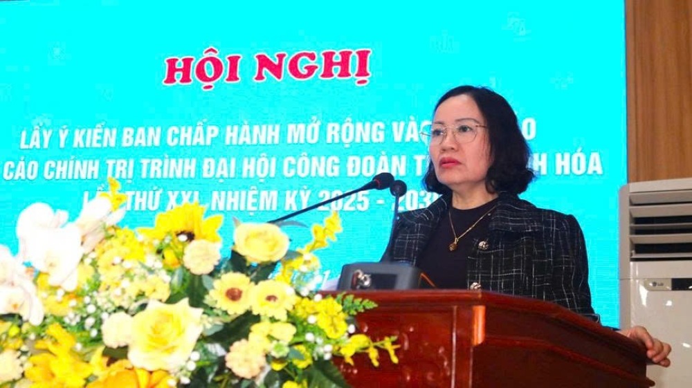Dong chi Trinh Thi Hoa - Pho Chu tich Lien doan Lao dong tinh Thanh Hoa phat bieu tai hoi nghi. Anh: Cong doan Thanh Hoa
