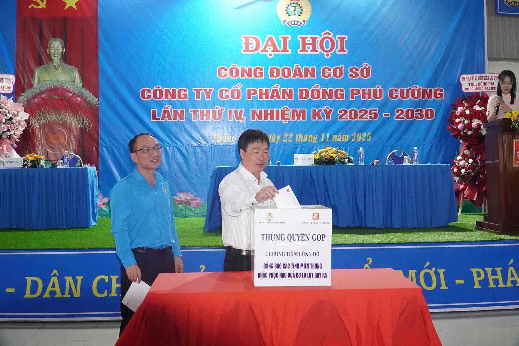 Dai dien Ban lanh dao Cong ty Co phan Dong Phu Cuong ung ho dong bao cac tinh mien Trung khac phuc hau qua do lu lut gay ra. Anh: HAC