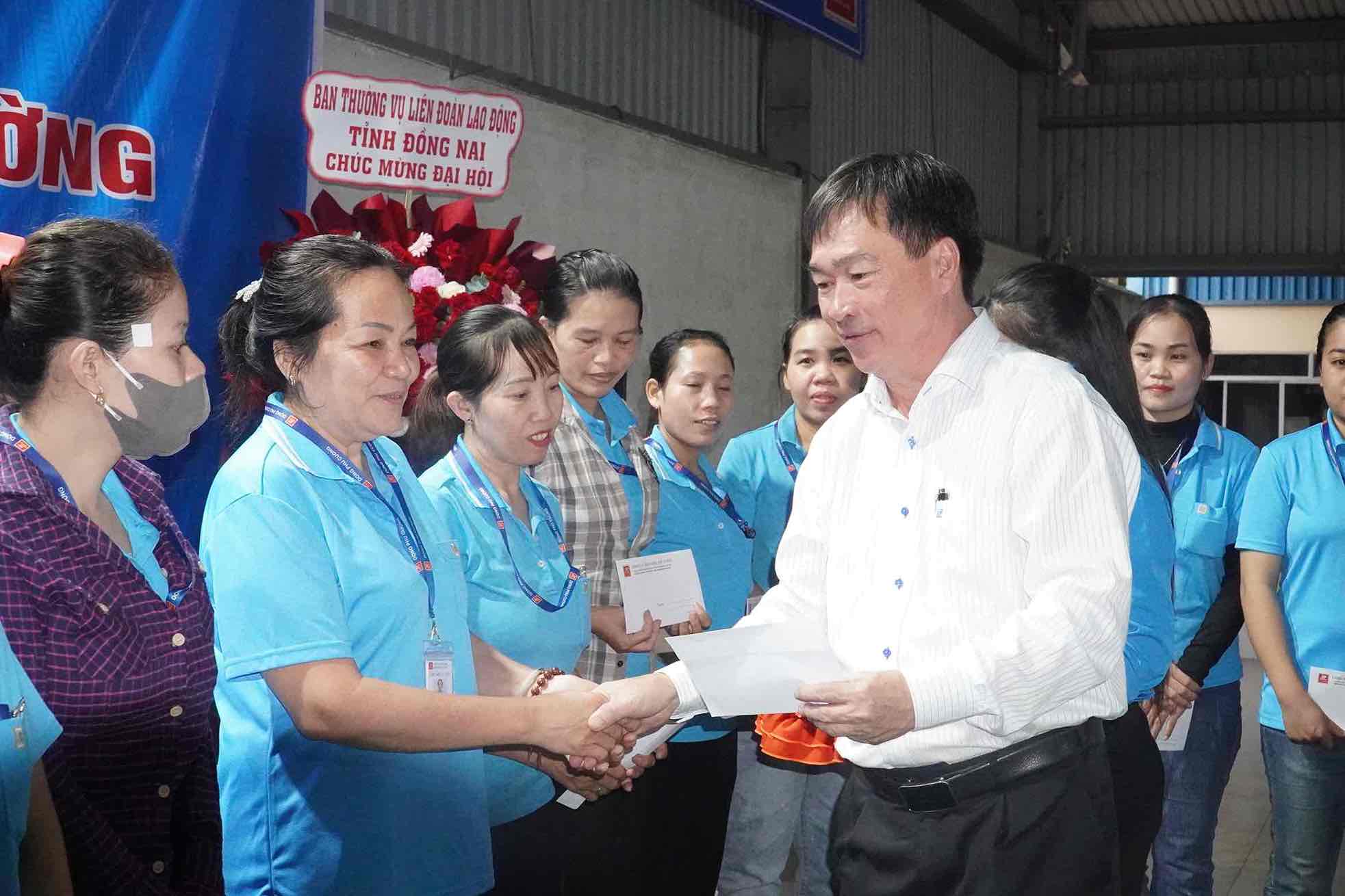 El subdirector de Dong Phu Cuong Joint Stock Company entrega regalos a miembros del sindicato y trabajadores en circunstancias dificiles. Foto: HAC