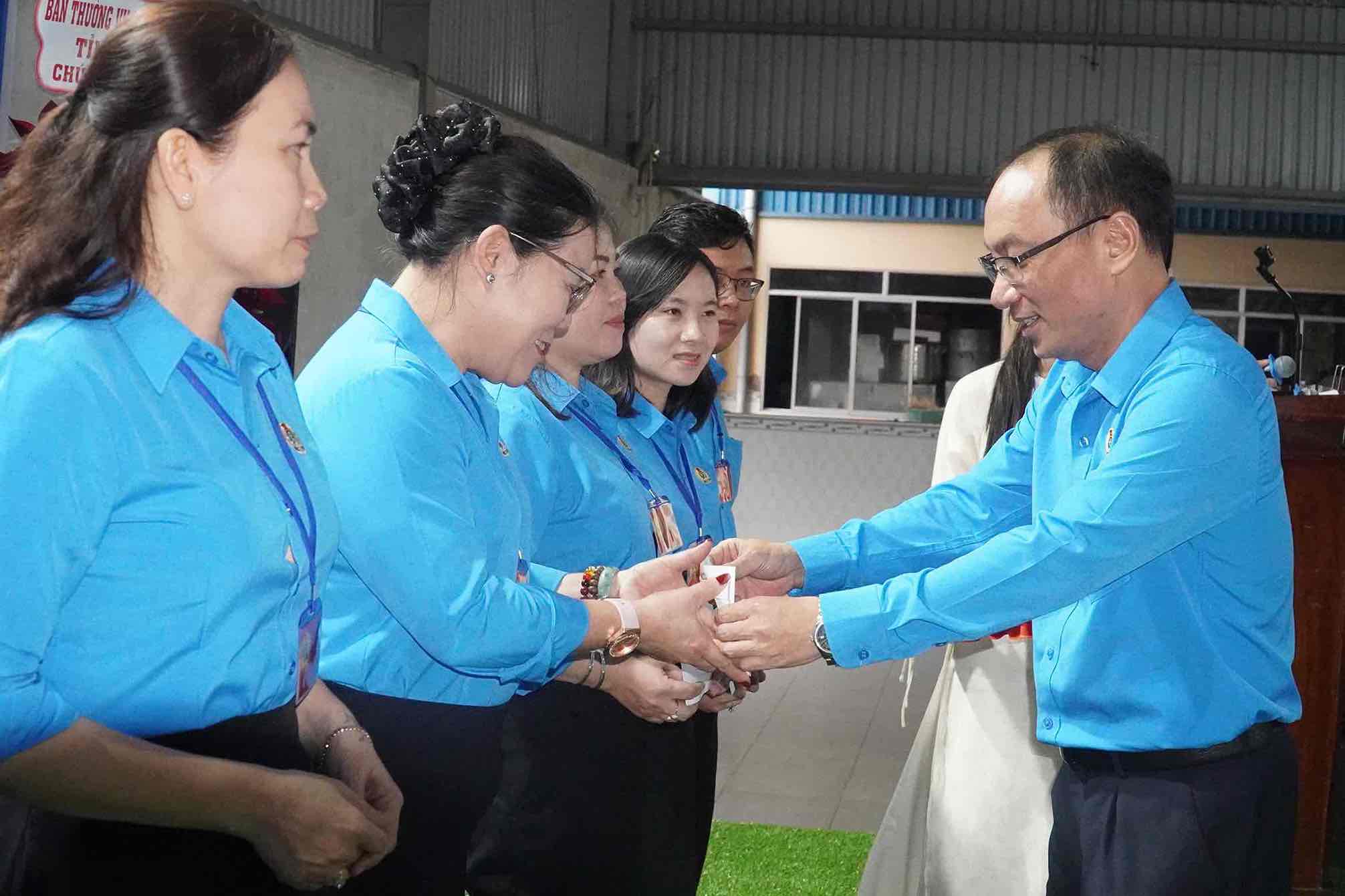 Pho Chu tich LDLD tinh Dong Nai Nguyen Duc Thang trao khen thuong tap the, ca nhan co thanh tich xuat sac. Anh: HAC