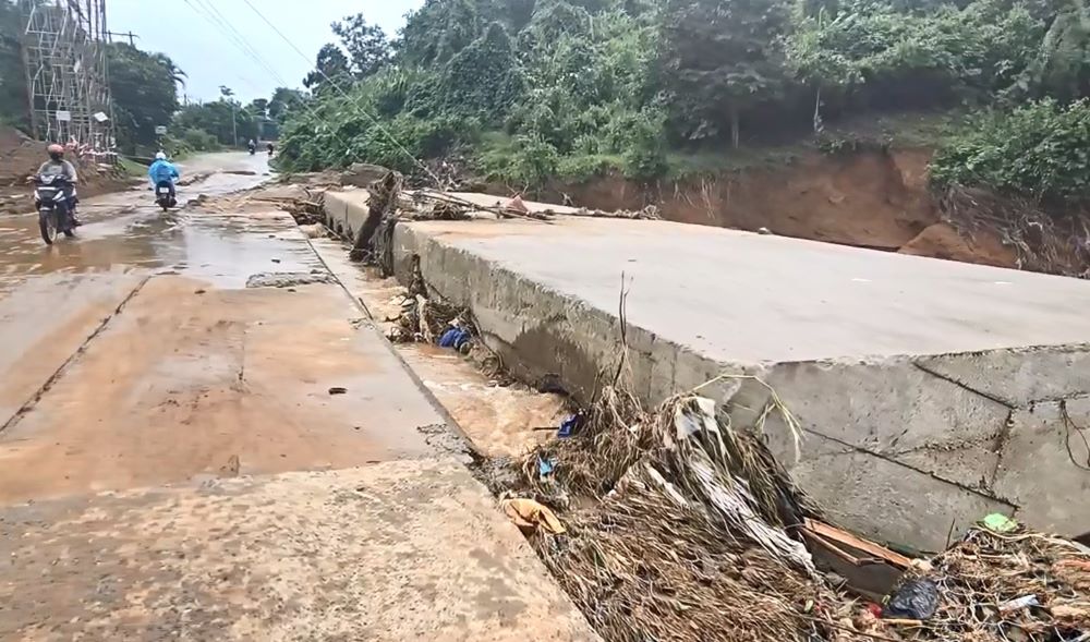 Đường, cầu tạm (bên phải ảnh) của dự án điện gió để lại cản trở dòng chảy. Ảnh: Hưng Thơ