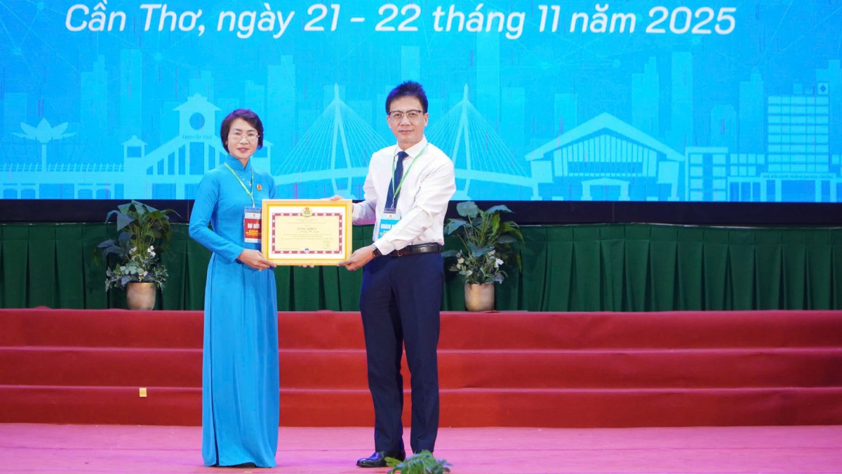 Tang bang khen cho ThS Duong Thi Tuyen, Chu tich Cong doan Dai hoc Can Tho n 