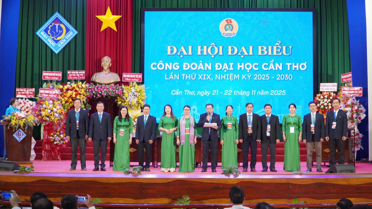 Ra mat Ban Chap hanh Cong doan Dai hoc Can Tho nhiem ky 