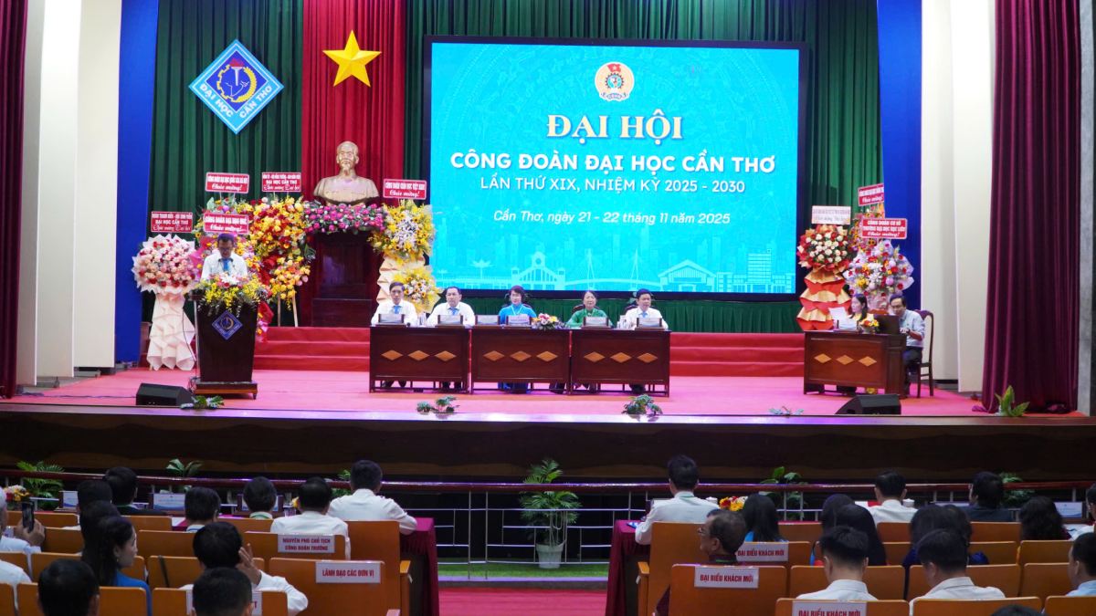 Quang canh Dai hoi. Anh: Ta Quang