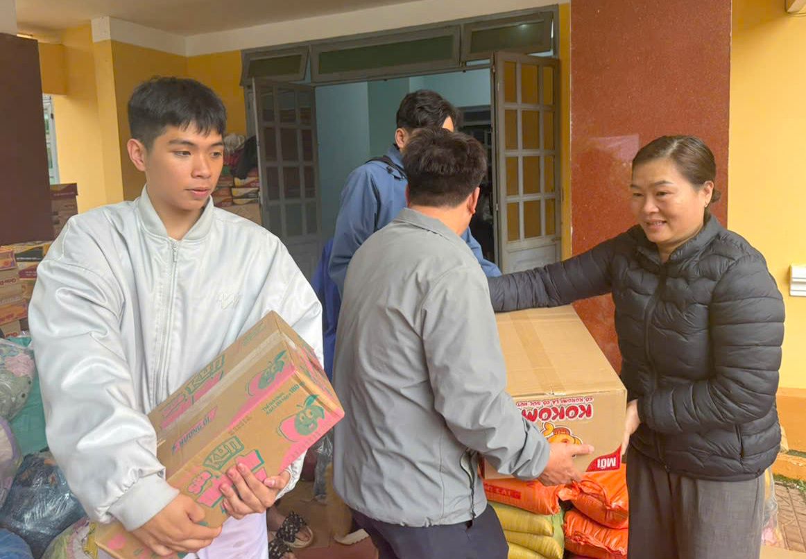 Nguoi dan o khu vuc phia Tay tinh Dak Lak quyen gop cuu tro dong bao vung lu. Anh: Huu Long