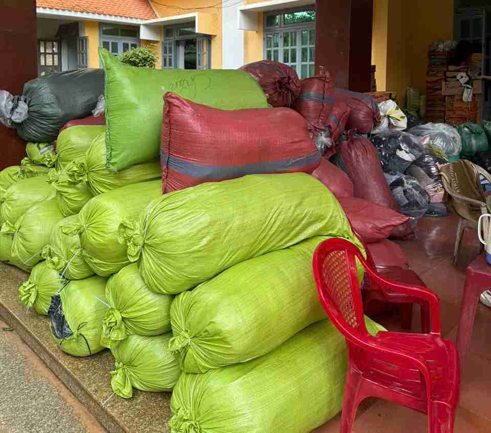 Nhu yeu pham duoc nguoi dan quyen gop goi den nhung noi bi ngap lut. Anh: Huu Long